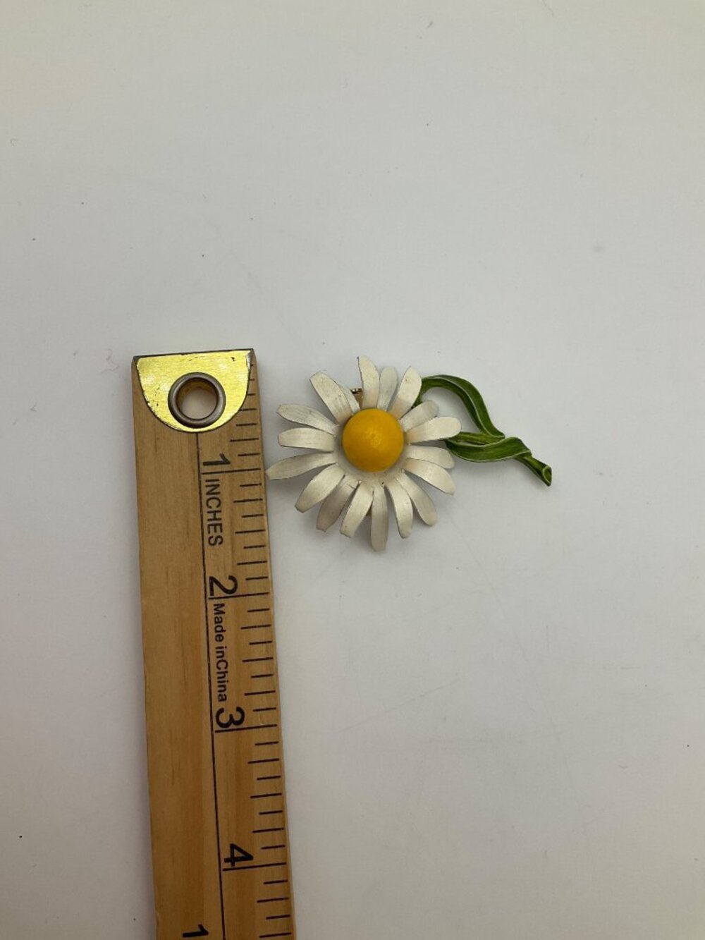 Vintage 60's Daisy Flower Enamel Brooch Pin Old Money MCM Jewelry Lady Like - Picture 4 of 6